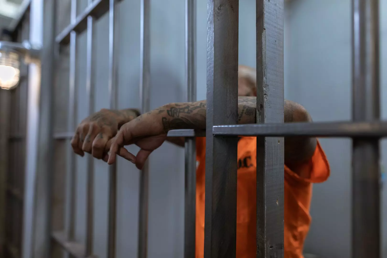 Ubetinget fengsel definisjon: Bak lås og slå utenforhandlinger