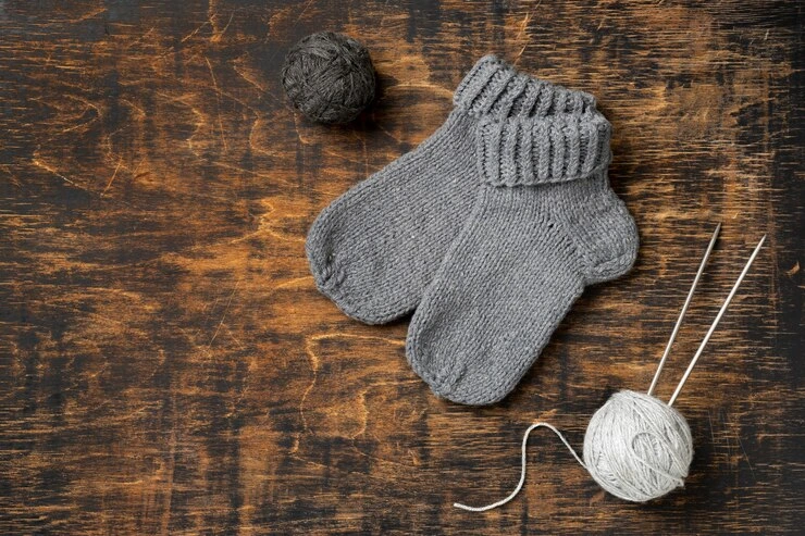 legg varme sokker flatt på et trebord